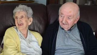 Dragostea de mamă nu moare niciodată. Are 98 de ani și stă &icirc;n aceeași casă cu fiul ei de 80 de ani pentru a avea grijă de el