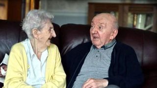 Dragostea de mamă nu moare niciodată. Are 98 de ani și stă &icirc;n aceeași casă cu fiul ei de 80 de ani pentru a avea grijă de el