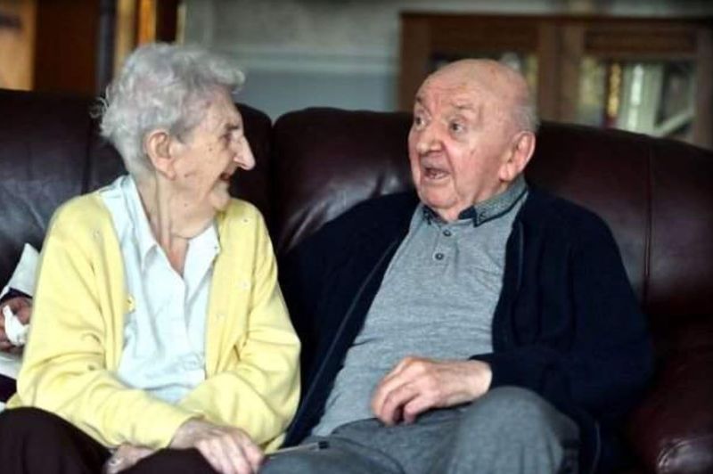 Dragostea de mamă nu moare niciodată. Are 98 de ani și stă în aceeași casă cu fiul ei de 80 de ani pentru a avea grijă de el