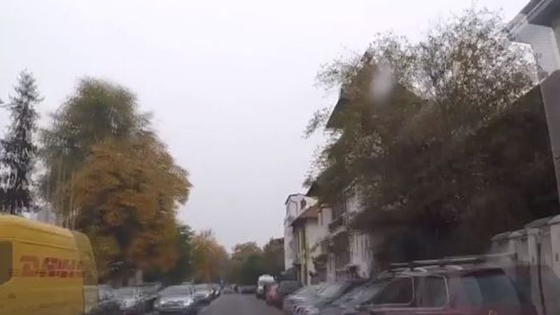 Gestul uluitor al unui bărbat. A alergat pe contrasens cu mașina, urmărit de poliție, ca să o ceară în căsătorie pe „iubită"