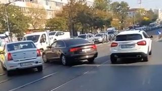 Gestul uluitor al unui bărbat. A alergat pe contrasens cu mașina, urmărit de poliție, ca să o ceară &icirc;n căsătorie pe &bdquo;iubită"