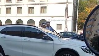 Gestul uluitor al unui bărbat. A alergat pe contrasens cu mașina, urmărit de poliție, ca să o ceară &icirc;n căsătorie pe &bdquo;iubită"