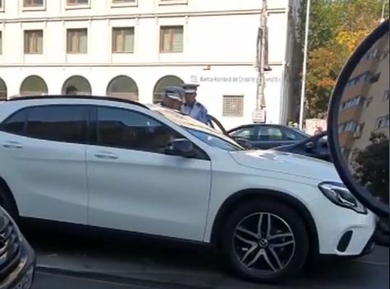 Gestul uluitor al unui bărbat. A alergat pe contrasens cu mașina, urmărit de poliție, ca să o ceară în căsătorie pe „iubită"