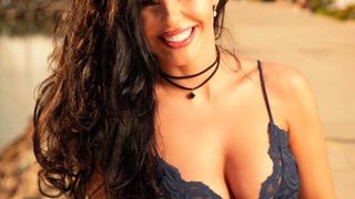 O stewardesă sexy va ajunge &icirc;n fruntea TAROM! Denisa Chelu ar fi fost propusă de Răzvan Cuc, ministrul demis al Transporturilor!