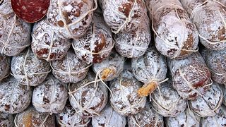 Mezelurile din Rom&acirc;nia &icirc;n pericol. Declarația neașteptată a unui producător de mezeluri