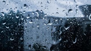 Elev &icirc;n stare gravă după ce a căzut de la etaj