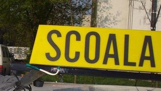 Mașină de școală auto spulberată de un autoturism &icirc;n care se afla un șofer beat