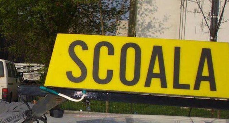 Mașină de școală auto spulberată de un autoturism în care se afla un șofer beat