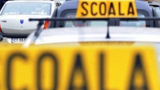 Mașină de școală auto spulberată de un autoturism &icirc;n care se afla un șofer beat