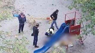 VIDEO | T&acirc;năr găsit mort l&acirc;ngă un tobogan, &icirc;n Craiova. Ce au descoperit criminaliștii