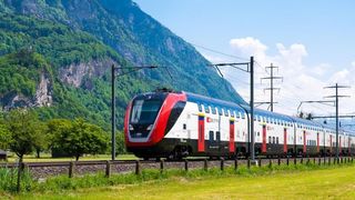 Microbuz spulberat de tren la Timişoara. Șoferul a continuat să accelereze