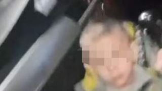 Scene șocante &icirc;n care un copil de trei ani este gazat de agenţii unei firme de pază din Caracal. Tatăl este bătut &icirc;n fața lui, pe stradă