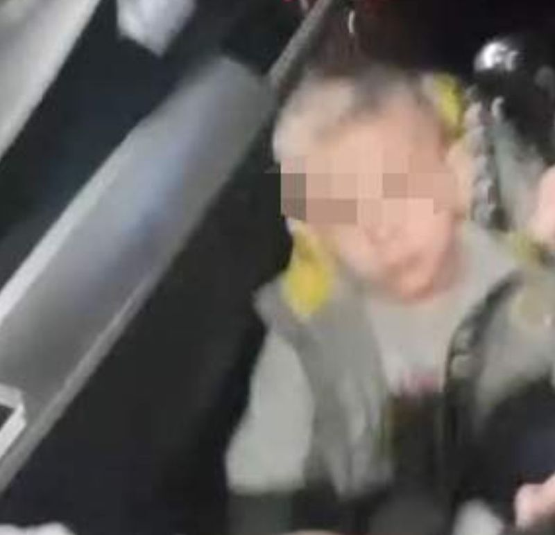 Scene șocante în care un copil de trei ani este gazat de agenţii unei firme de pază din Caracal. Tatăl este bătut în fața lui, pe stradă