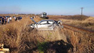 Un băiat de 14 ani a fost rănit, după ce maşina &icirc;n care se afla a fost lovită de un tren