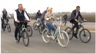 Viorica Dăncilă, pe bicicletă, &icirc;n vizita la şantierul centurii Bacăului
