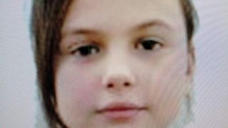 O fetiță din Piatra Neamț și-a așteptat părinții plecați la muncă &icirc;n Anglia, toată noaptea &icirc;ntr-o scară de bloc