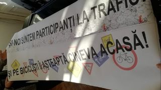 Protest al bicicliştilor &icirc;n Bucureşti faţă de scăderea siguranţei pe drumurile publice: &rdquo;Şi pe biciclişti &icirc;i aşteaptă cineva acasă!&rdquo;