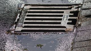 Clipe de coșmar pentru o mamă. Copilul ei cade &icirc;n canal, pe stradă, sub ochii ei