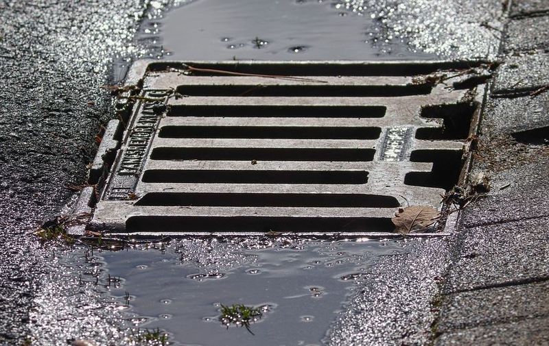 Clipe de coșmar pentru o mamă. Copilul ei cade în canal, pe stradă, sub ochii ei