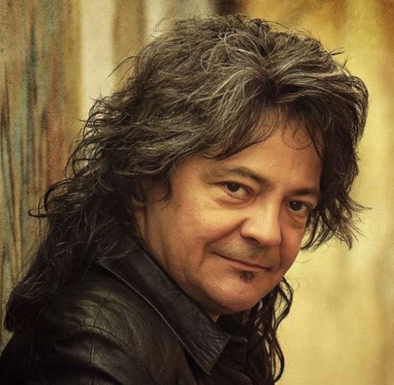 Fost solist, se zbate între viață și moarte după ce a rămas cu un singur plămân