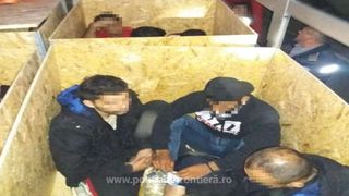 Descoperire șocantă într-o dubă din România: câte patru migranți înghesuiți în lăzi de placaj cu capac