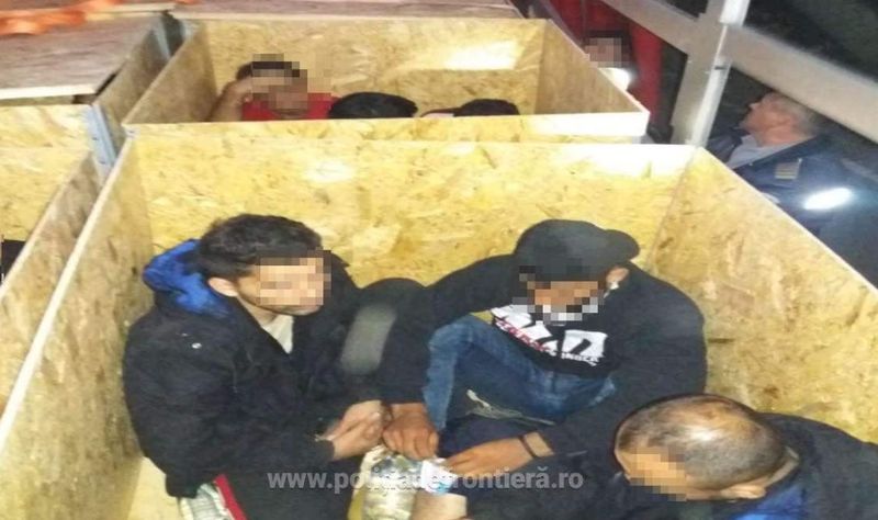 Descoperire șocantă într-o dubă din România: câte patru migranți înghesuiți în lăzi de placaj cu capac