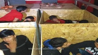 Descoperire șocantă într-o dubă din România: câte patru migranți înghesuiți în lăzi de placaj cu capac