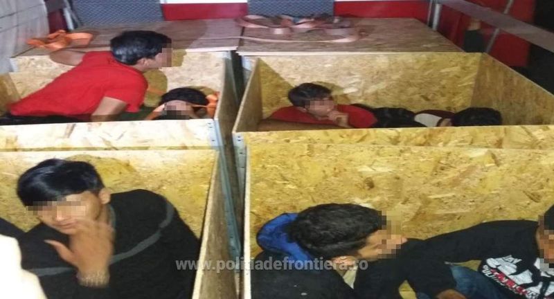 Descoperire șocantă într-o dubă din România: câte patru migranți înghesuiți în lăzi de placaj cu capac