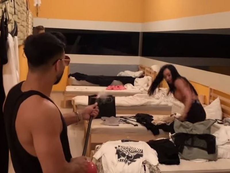 Jador atac dur la adresa Ellei: „Nu trebuia să-ți pui silicoane!"