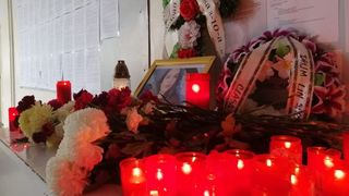 Liceul unde a învățat Ștefania, un adevărat altar de lumânări și flori