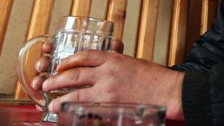 Cum au murit cinci oameni care au băut &icirc;ntr-un bar din Prahova. C&acirc;rciumarul este judecat pentru omor calificat