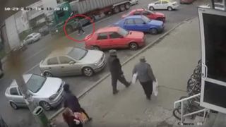 O femeie din Onești a murit după ce a fost călcată de camion. Șoferul era beat