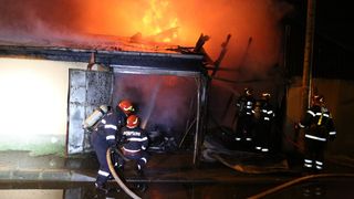 Incendiu la un cămin pentru v&acirc;rstnici din judeţul Bistriţa-Năsăud; o angajată s-a intoxicat cu fum