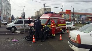 O ambulanţă care transporta la spital o mamă și pe beblușul acesteia, lovită în plin de un șofer beat