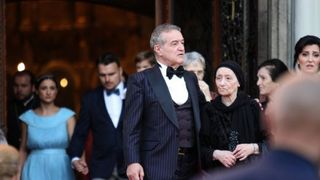 A rămas Gigi Becali fără bani după nunta fiicei sale? Latifundiarul a scos la vânzare un teren şi două clădiri pe care cere minimum 3 milioane de euro!