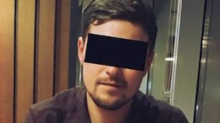 VIDEO | Profesor acuzat că și-ar obliga elevii să &icirc;l sărute pe gură