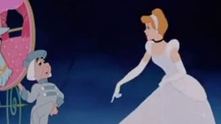 Ce au &icirc;n comun  Viorica Dăncilă și Cenușăreasa? Premierul la un pas să cadă pe scări