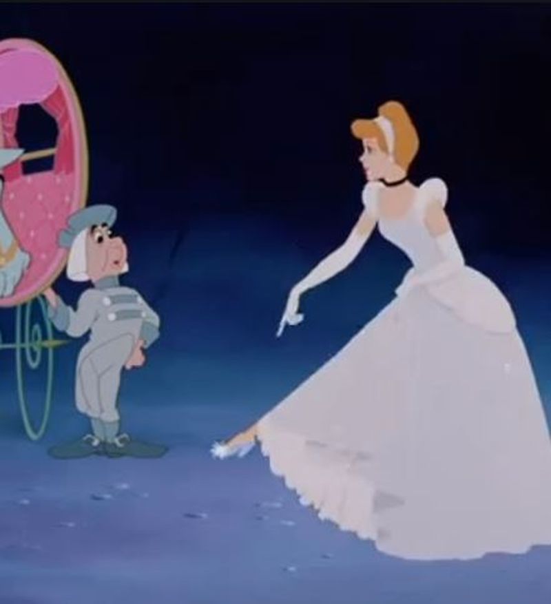 Ce au în comun  Viorica Dăncilă și Cenușăreasa? Premierul la un pas să cadă pe scări