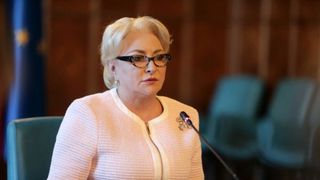 Ce au &icirc;n comun  Viorica Dăncilă și Cenușăreasa? Premierul la un pas să cadă pe scări