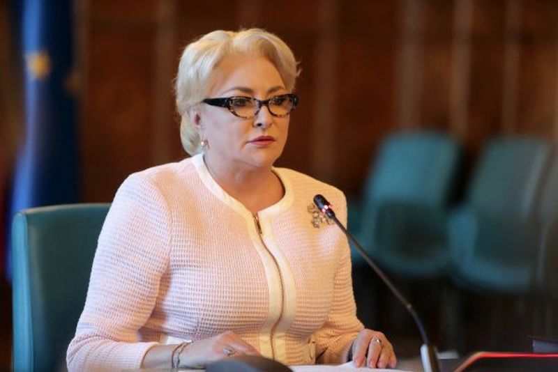 Ce au în comun  Viorica Dăncilă și Cenușăreasa? Premierul la un pas să cadă pe scări