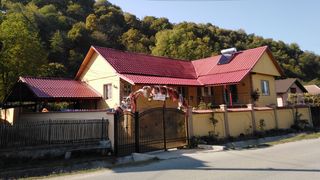 Asistenții maternali care au crescut-o pe Sorina i-au cumpărat fetei loc de casă &icirc;n Baia de Aramă! Familia Șărămăt speră ca judecătorii să anuleze adopția FOTO EXCLUSIV