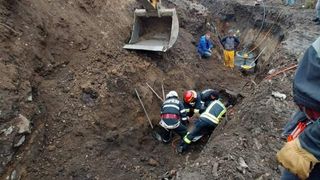 Anchete după moartea muncitorului prins sub un mal de pământ, pe un şantier din Braşov; el a fost decapitat de cupa excavatorului folosit la intervenţie