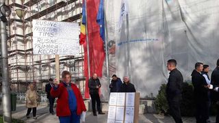 Premierul Viorica Dăncilă, aşteptată la Timişoara cu pietre de protestatari; oamenii au strigat ”Mincinoasa” şi ”Analfabeta”