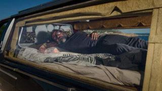 Ivan și dricul funerar - Bărbatul are ca număr de matriculare : &bdquo;Și zombii sunt persoane&rdquo;