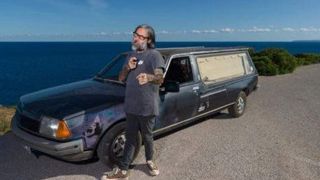 Ivan și dricul funerar - Bărbatul are ca număr de matriculare : &bdquo;Și zombii sunt persoane&rdquo;