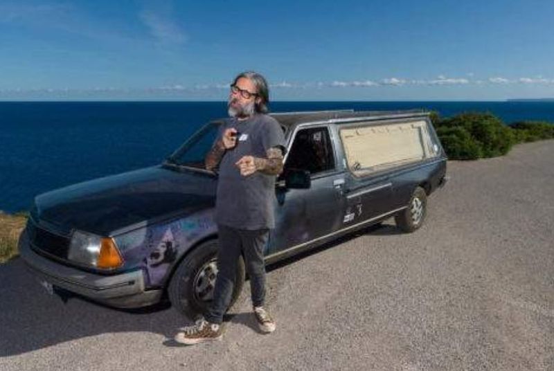 Ivan și dricul funerar - Bărbatul are ca număr de matriculare : „Și zombii sunt persoane”