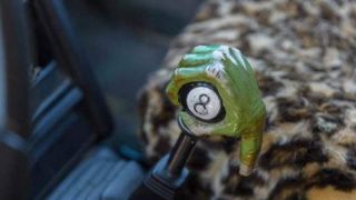 Ivan și dricul funerar - Bărbatul are ca număr de matriculare : &bdquo;Și zombii sunt persoane&rdquo;