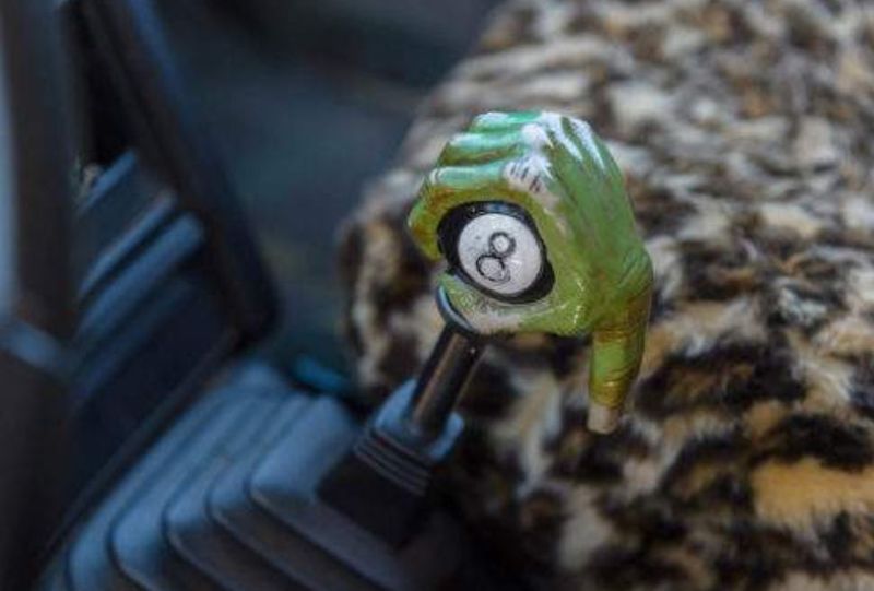 Ivan și dricul funerar - Bărbatul are ca număr de matriculare : „Și zombii sunt persoane”