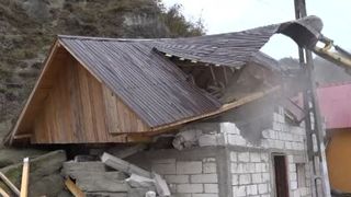 VIDEO | Casă ridicată ilegal, demolată cu scandal. Jandarmii au intervenit