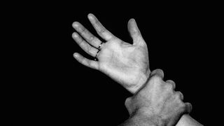 Gestul șocant făcut de un t&acirc;năr pe stradă: și-a bătut iubita pe stradă și l-a lovit cu capul &icirc;n gură pe polițist